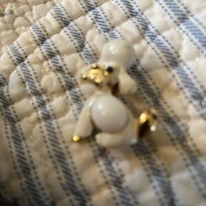 (JE21B) Vintage White and Gold Poodle Brooch